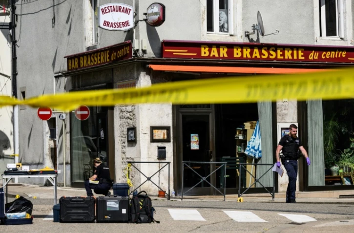 Des gendarmes sur les lieux d'une fusillade dans un café, le 1er juin 2023 à Nantua, dans l'Ain