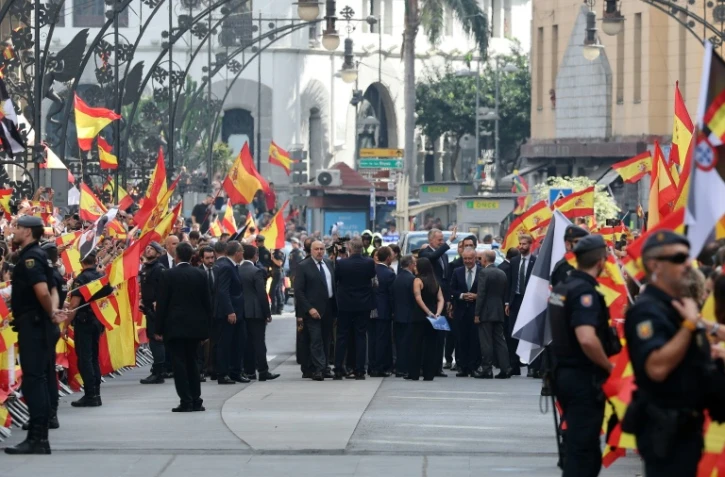 Le roi d'Espagne Felipe VI (C) salue la foule à son arrivée dans l'enclave de Ceuta, le 13 octobre 2026 