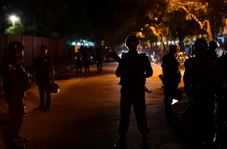 Des forces du sécurité bangladaises sécurisent le périmètre à l'extérieur du restaurant où une prise d'otages revendiquée par le groupe Etat islamique (EI) était en cours, le 2 juillet 2016