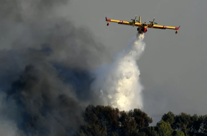 Un Canadair en action près de Vitrolles le 10 août 2016