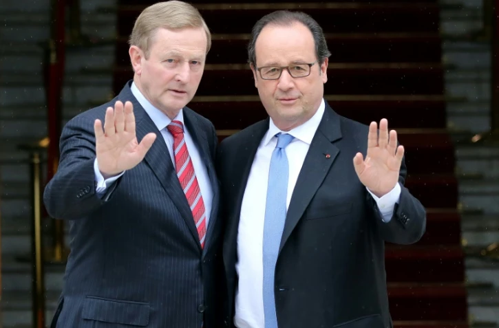 Le Premier irlandais Enda Kenny (g) accueille François Hollande à Dublin le 21 juillet 2016