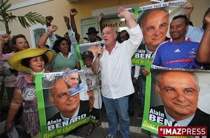 Mardi 11 août 2009

Alain Bénard et ses partisans à la mairie de Saint-Paul