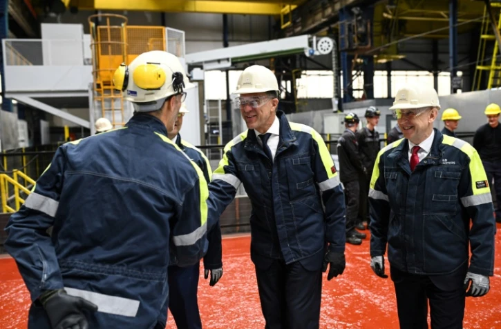Le secrétaire général de l'Otan Mark Rutte (c) et le ministre britannique de la Défense John Healey (d) visitent l'entreprise publique de défense Sheffield Forgemasters, le 9 juin 2025 à Sheffield, dans le nord de l'Angleterre