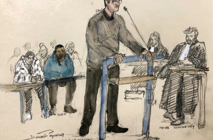 Croquis d'audience réalisé le 9 janvier 2024 à Bobigny montrant le policier Marc-Antoine Castelain (C) devant la cour d'assises de Seine-saint-Denis