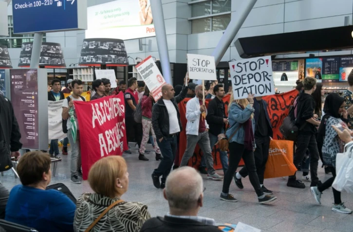 Manifestation contre l'expulsion de réfugiés afghans à l'aéroport de Düsseldorf en Allemagne, le 12 septembre 2017 