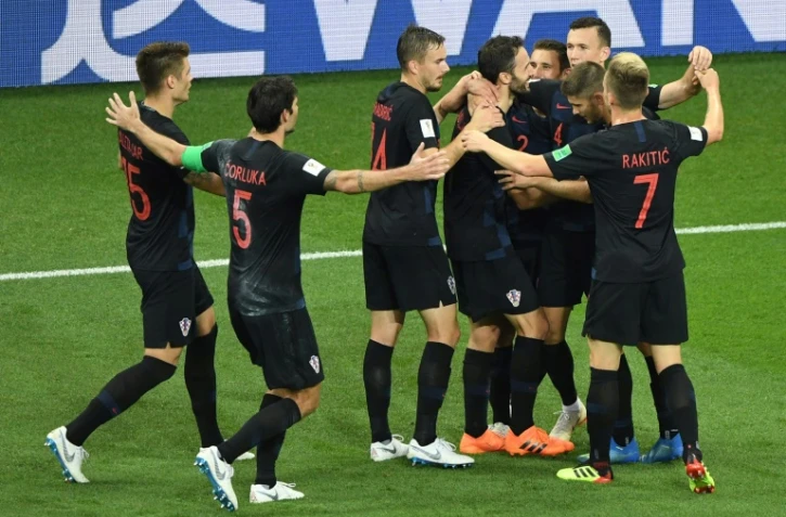 L'attaquant croate Ivan Perisic (d) congratulé par son équipe après avoir marqué face à l'Islande le 26 juin 2018 à Rostov sur le Don au Mondial