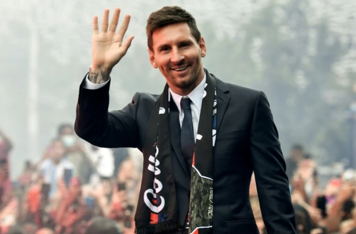 La nouvelle recrue du Paris Saint-Germain, l'Argentin Lionel Messi, salue les supporters venus l'acclamer, le 11 août 2021 devant le Parc des Princes, après sa présentation officielle en conférence de presse