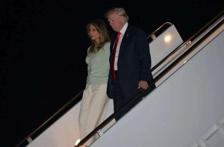 Le président américain Donald Trump et son épouse Melania descendent de l'avion présidentiel Air Force One à la base d'Andrews, de retour d'une tournée à l'étranger, le 27 mai 2017