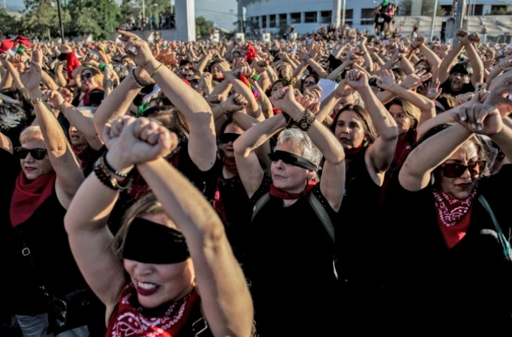 Des milliers de femmes dansent sur une chorégraphie créée par un collectif féministe pour dénoncer les violences et l'oppression dont elles sont victimes, le 4 décembre 2019 à Santiago