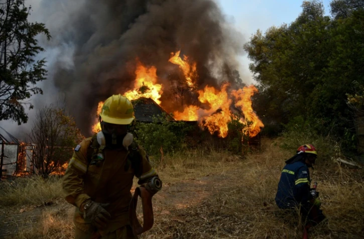Des pompiers mobilisés contre un incendie à Labiri, près de Patras en Grèce, le 31 juillet 2021