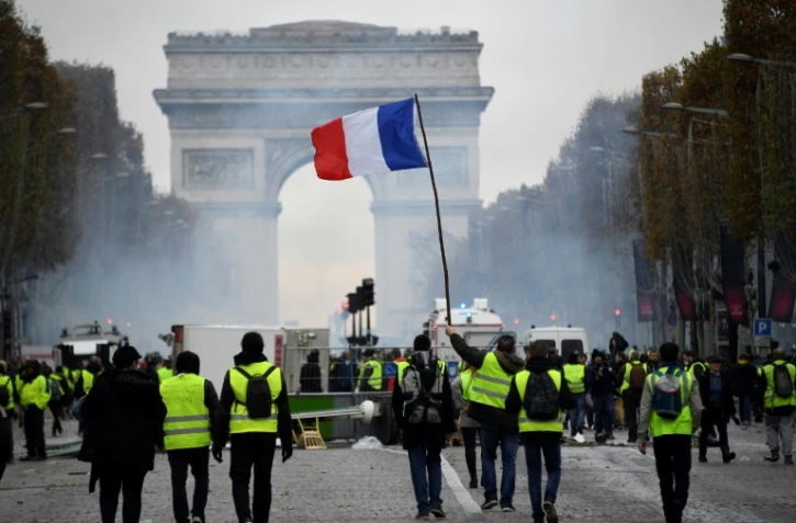 Les "Gilets jaunes" manifestent sur les Champs-Elysées à Paris le 24 novembre 2018