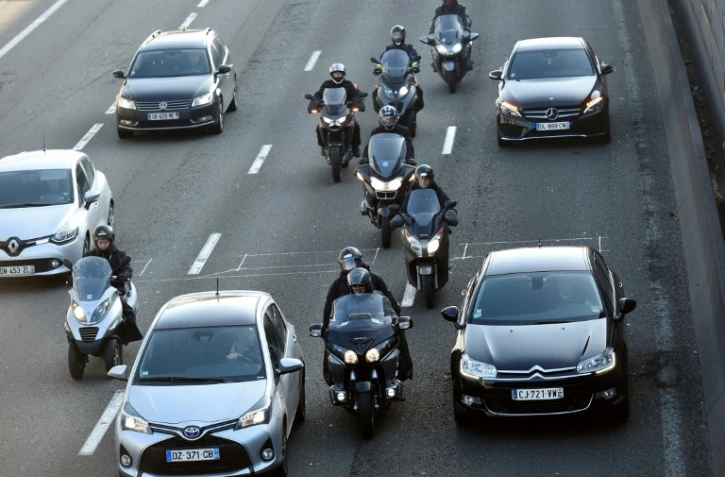 Deux-roues et voitures sur l'autoroute entre Paris et l'aéroport de Roissy, le 14 mars 2016