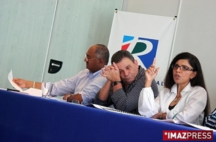 Lundi 17 août 2009 -

Nassimah Dindar, présidente du  conseil général, Michel Dennemont, conseiller général, et Bruno Mamindy-Pajany,  conseiller général (Photo: Thomas Vitry)