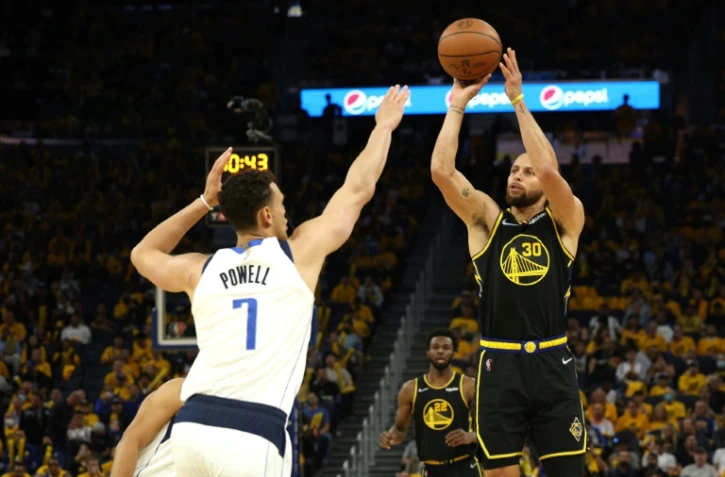 Stephen Curry des Golden State Warriors shoote devant Dwight Powell des Dallas Mavericks dans le match 1 de la finale de Conférence Oueszt en NBA le 18 Nmai 2022 au  Chase Center à San Francisco