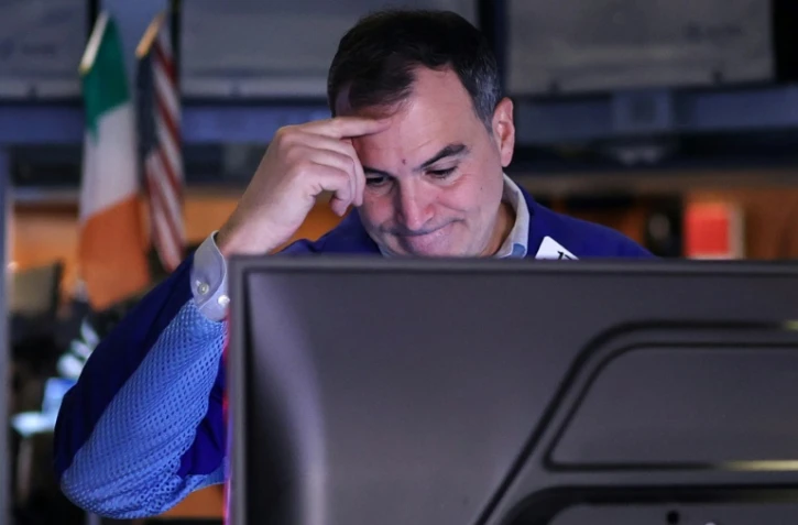 Trader sur le New York Stock Exchange (NYSE), à l'ouverture de Wall Street le 11 avril 2025.