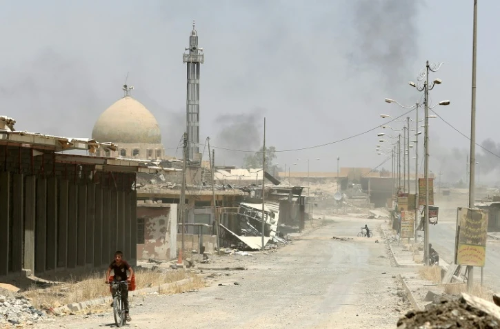 Un jeune garçon dans une rue de l'ouest de Mossoul, en Irak, le 29 mai 2017
