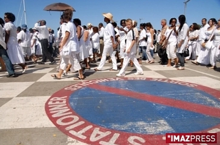 Samedi 22 août 2009 

Marche blanche à Saint-Pierre en mémoire d'Élodie Boudia, 19 ans, assassinée par son ex-compagnon le jeudi 30 juillet à la Petite Île