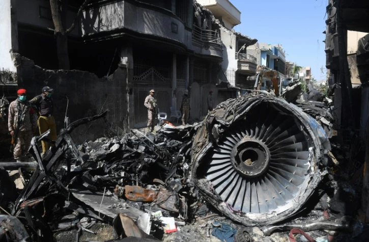 Les débris de l'A320 de la compagnie pakistanaise après le crash à Karachi, le 24 mai 2020