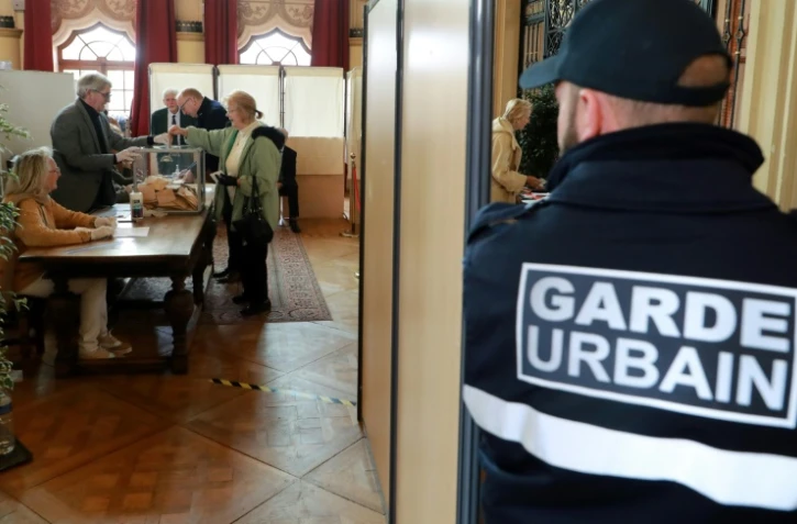 Une votante lors du premier tour des élections municipales, le 15 mars 2020 au Touquet (Pas-de-Calais)