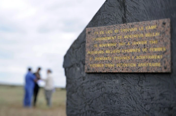 Vue en date du 4 août 2010 d'une plaque en hommage aux Tziganes installée sur les ruines d'un camp d'internement à Montreuil-Bellay
