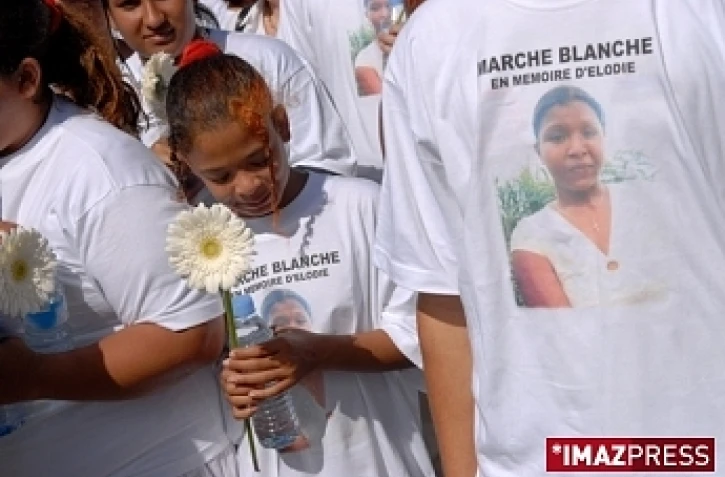 Samedi 22 août 2009 

Marche blanche à Saint-Pierre en mémoire d'Élodie Boudia, 19 ans, assassinée par son ex-compagnon le jeudi 30 juillet à la Petite Île