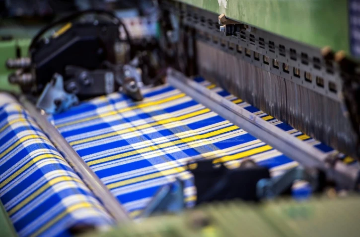 La fabrication d'un "tartan pour l'Ukraine", aux couleurs du drapeau ukrainien, dans l'atelier de la société Great Scot, le 29 avril 2022 à Keith, en Ecosse