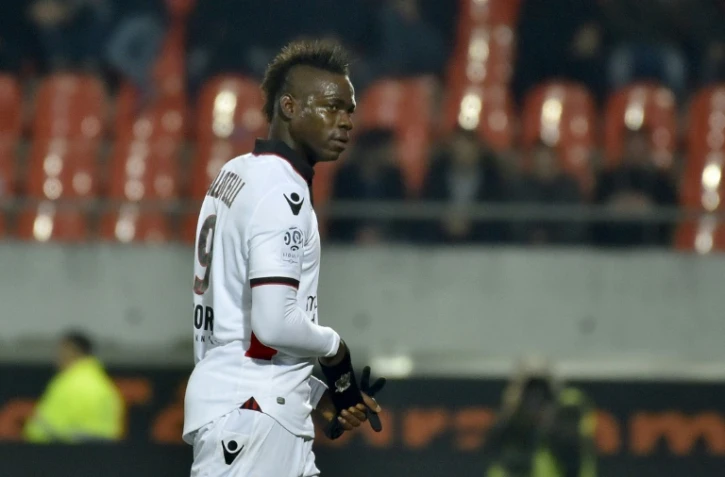 L'attaquant de Nice Mario Balotelli quitte le terrain après un carton rouge face à Lorient au Moustoir, le 18 février 2017