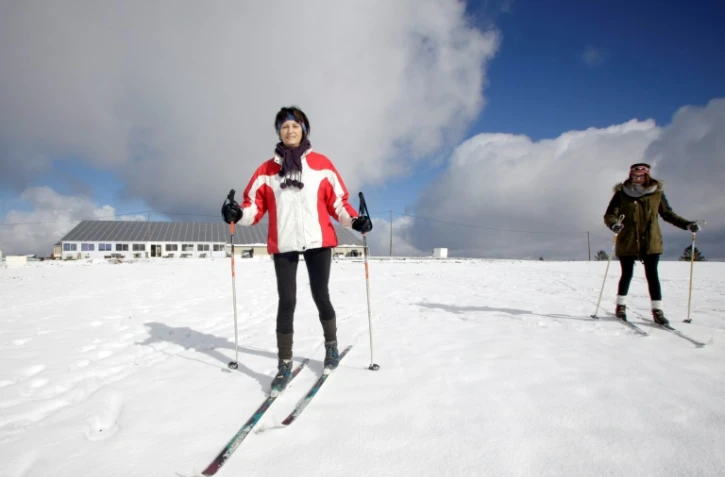 Des skieurs avancent sur une piste de ski cross-country de la station de Pigerolles, dans la Creuse, le 12 février 2018