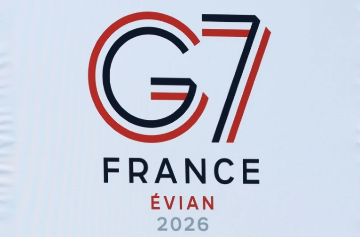 Logo du sommet du G7 affiché dans la salle de presse internationale du G7, à la veille du début de l'événement, à Publier, près d'Évian, dans l'est de la France, le 14 juin 2026