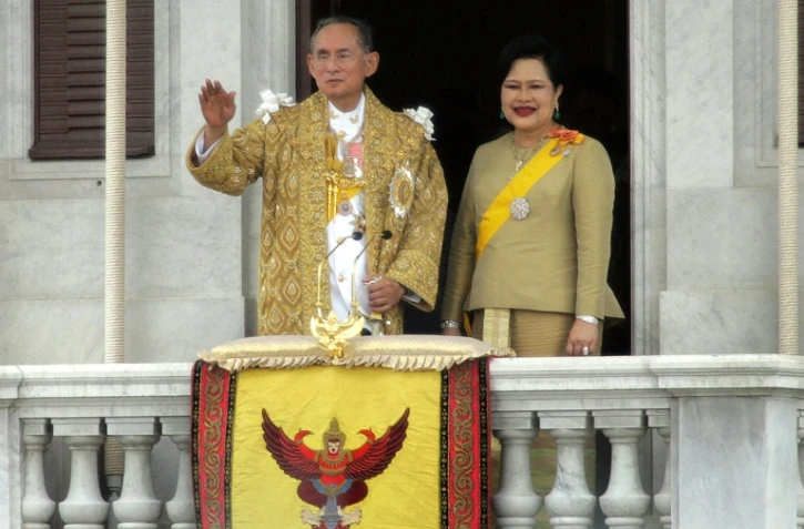 Le roi de Thaïlande Bhumibol Adulyadej, le 9 juin 2006 lors d'une allocution depuis son palais présidentiel à Bangkok