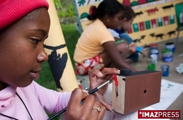 Une quinzaine de jeunes du petit village d'Ilet à Bourse ont construit chacun un sténopé, un appareil photo rudimentaire