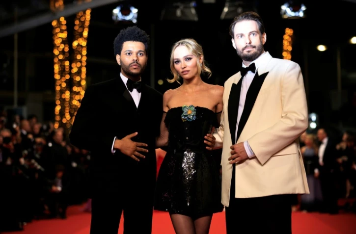 (de g à d) Le chanteur canadien Abel Makkonen Tesfaye dit The Weeknd, l'actrice franco-américaine Lily-Rose Depp et le réalisateur américain Sam Levinson au festival de Cannes le 22 mai 2023
