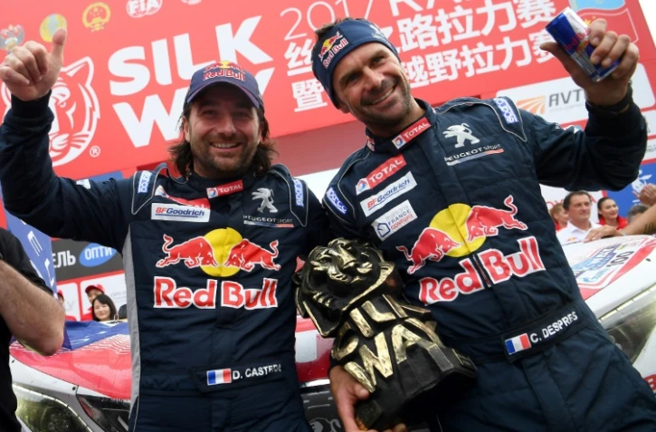 Le pilote français de chez Peugeot, Cyril Despres (D) et son co-pilote, David Castera sur le podium du Rallye Silk Way, 2017, à Xi'an, centre de la Chine, le 22 juillet 2017   