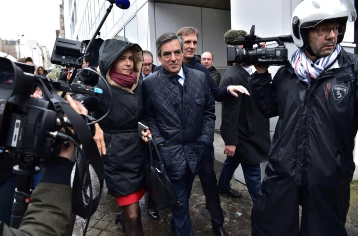 Francois Fillon entre Valérie Pécresse et Jérôme Chartier à la sortie de son QG de campagne le 1er mars 2017 à Paris