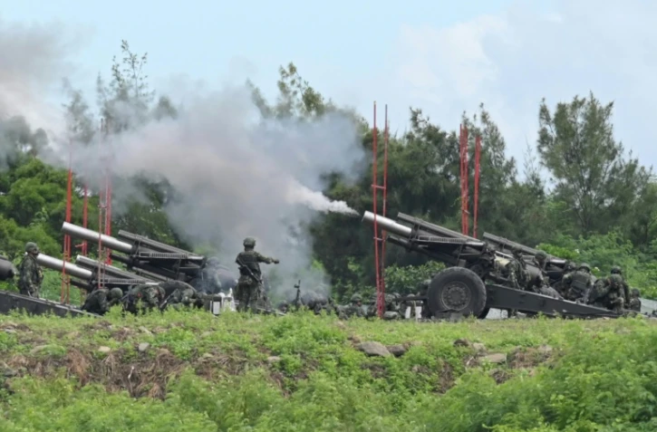 Manoeuvre de l'armée taïwanaise avec des obusiers de 155 lors d'un exercice anti-atterrissage dans le comté de Pingtung dans le sud de Taïwan, le 9 août 2022