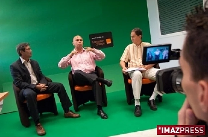 28 août 2009 Pascale Smith (au centre) présente la web TV des sourds en langue des signes, "un grand pas vers l'accessibilité à l'information"