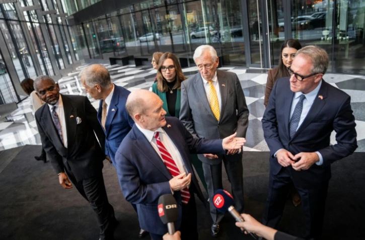 Le sénateur démocrate américain Chris Coons à son arrivée avec la délégation bipartisane du Congrès américain à Copenhague, au Danemark, le 16 janvier 2026