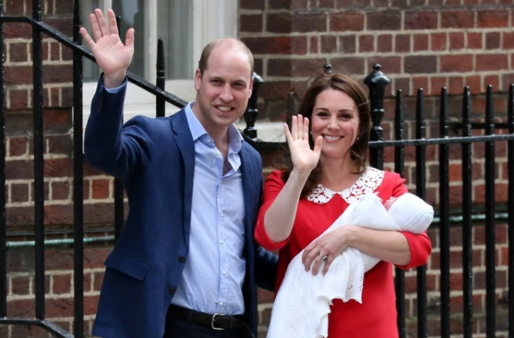 Le prince William et son épouse Kate Middleton, avec leur troisième enfant, devant l'hôpital St Mary, le 23 avril 2018 à Londres
