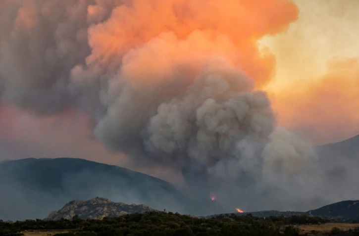 Un nuage de fumée provenant d’un incendie de forêt qui ravage la région des Aspres, vu depuis Montalba-le-Château, dans le département des Pyrénées-Orientales, le 5 juillet 2026