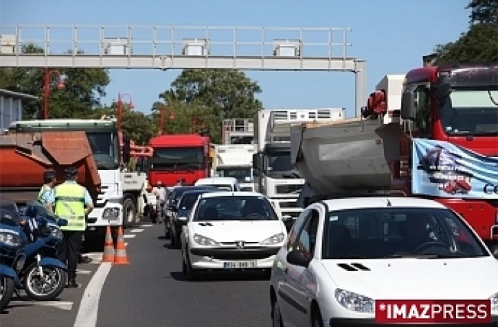 Lundi 31 août 2009

Barrage routier sur la RN1