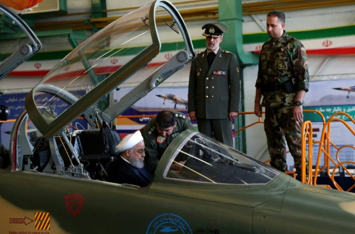 Photo distribuée par la présidence iranienne montrant le président Hassan Rohani dans le cockpit du premier avion de combat iranien, le 21 août 2018 à Téhéran