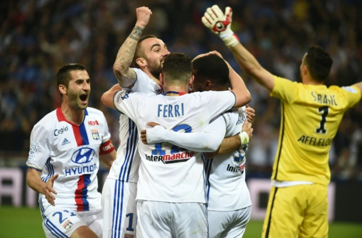 Les joueurs lyonnais Maxime Gonalons, Sergi Darder, Jordan Ferri et Alexandre Lacazette (de gauche à droite) se congratulent devant le gardien monégasque Danijel Subasic lors de la victoire 6-1 de Lyon à domicile face à Monaco en championnat de France le 7 mai 2016