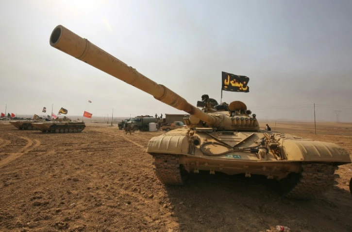 Un tank T-72 des forces armées irakiennes près du village Sin al-Dhuban, au sud de Mossoul, le 27 octobre 2016