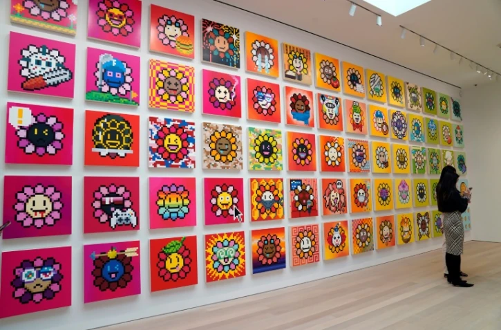 Un mur de fleurs de l'artiste japonais Takashi Murakami exposé à la galerie Gagosian, le 11 mai 2022 à New York