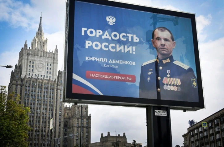 Une affiche sur laquelle on peut lire "La fierté de la Russie" présentant un capitaine de l'armée russe participant à l'offensive en Ukraine, à Moscou le 22 juillet 2025