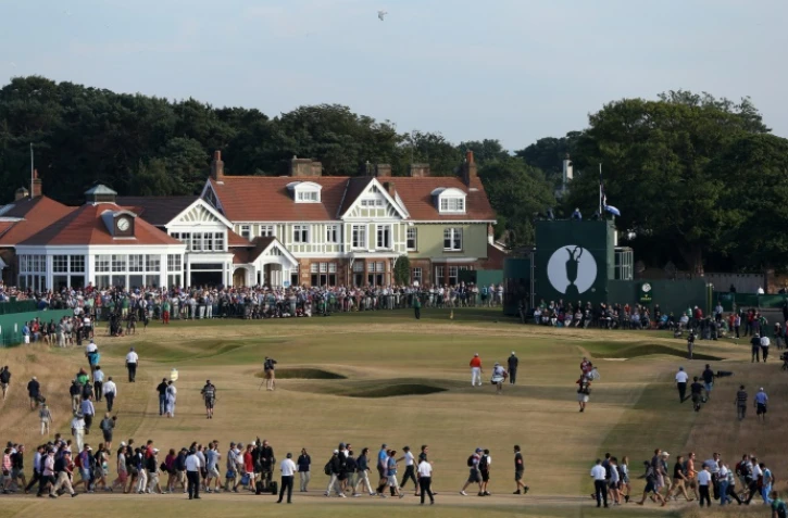 Le club de golf écossais de Muirfield, encore à 100% masculin, le 20 juillet 2013 lors du British Open avec notamment Tiger Woods et Lee Westwood sur le green du 18e trou