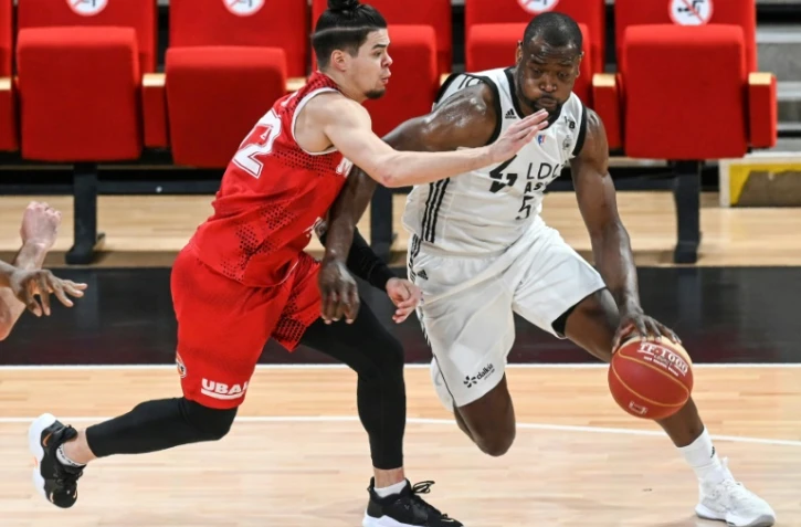 L'arrière américain de Monaco Rob Gray tente de défendre face à l'ailier de Villeurbanne Charles Kahudi, lors de leur match  de l'Elite, le 15 mai 2021 à l'Astroballe Arena