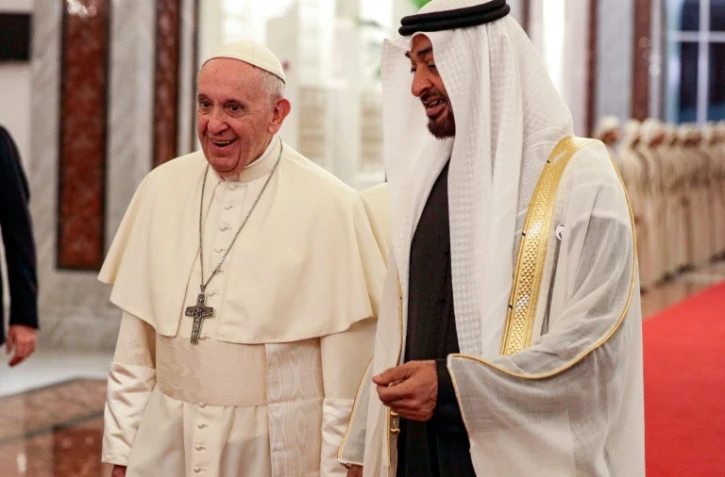 Le pape François et le prince héritier d'Abou Dhabi Mohammed ben Zayed al-Nahyane à l'aéroport d'Abou Dhabi le 3 février 2019