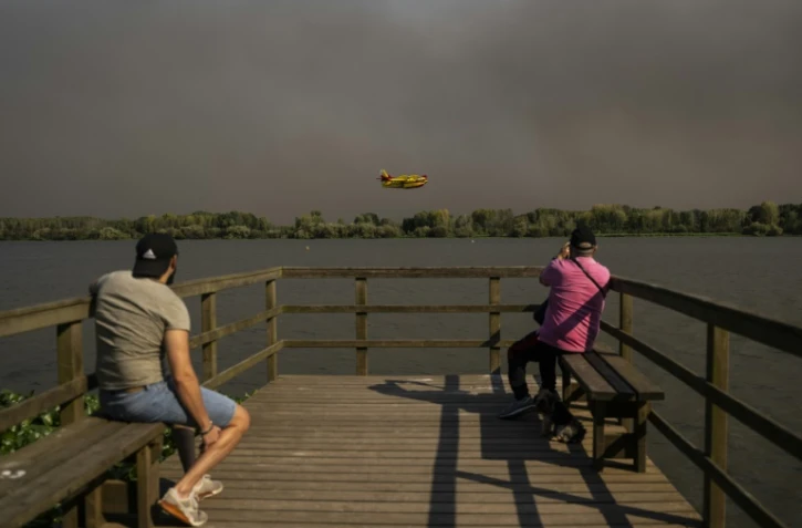 Un Canadair espagnol lors d'un feu de forêt à Pateira de Fermentelos, dans la région d'Aveiro, au Portugal, le 17 septembre 2024
