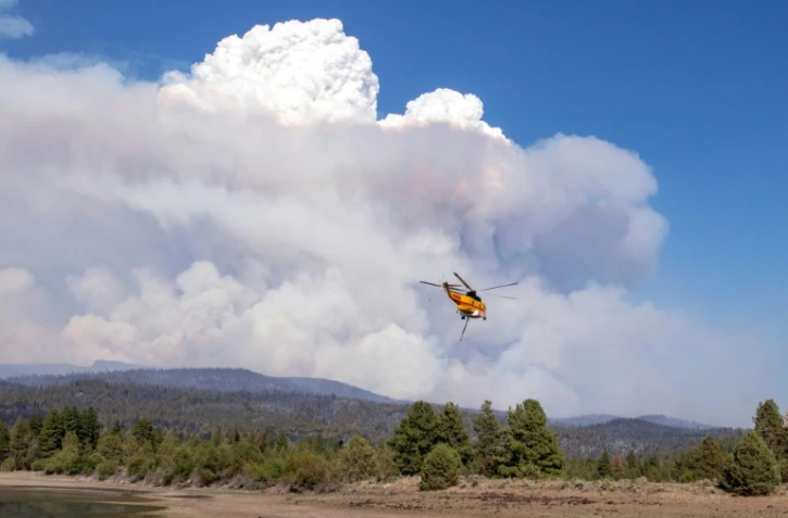 Un hélicoptère emporte une charge d'eau pour lutter contre le Bootleg Fire, le 15 juillet 2021 près de Bly, dans l'Oregon